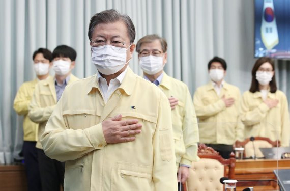 [서울=뉴시스] 김진아 기자 = 문재인 대통령이 28일 오전 청와대 여민관 영상회의실에서 열린 국무회의에서 국민의례를 하고 있다. 2021.09.28. bluesoda@newsis.com <저작권자ⓒ 공감언론 뉴시스통신사. 무단전재-재배포 금지.> /사진=뉴시스화상