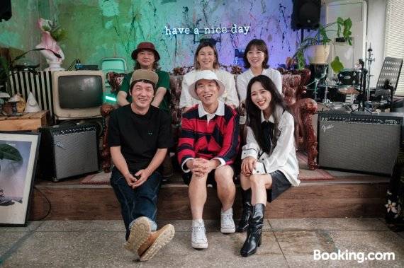 부킹닷컴 '익스플로러'로 선정된 이날치 /사진=부킹닷컴