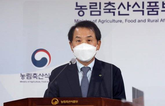 [세종=뉴시스] 강종민 기자 = 윤영배 한국농수산식품유통공사 농식품거래소 본부장이 29일 정부세종청사 농림축산식품부에서 공공급식전자조달시스템 추진계획을 발표하고 있다.