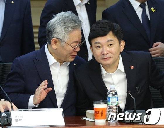 2020년 7월 30일 이재명 경기도지사와 원희룡 제주도지사가 국회 의원회관에서 열린 국회 기본소득 연구포럼 창립총회 세미나에서 다정스럽게 이야기 하는 모습. © News1