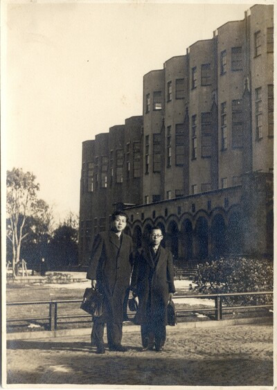 1942년 도쿄제대 도서관 앞에서 김수경(왼쪽)과 이희승(오른쪽)이 사진을 찍었다. “어머니의 이화여전 은사인  이희승 선생님께서 안식년을 도쿄대에서 보내 두 분이 자주 만나신 듯합니다.”(김혜영) 딸 김혜영씨 제공