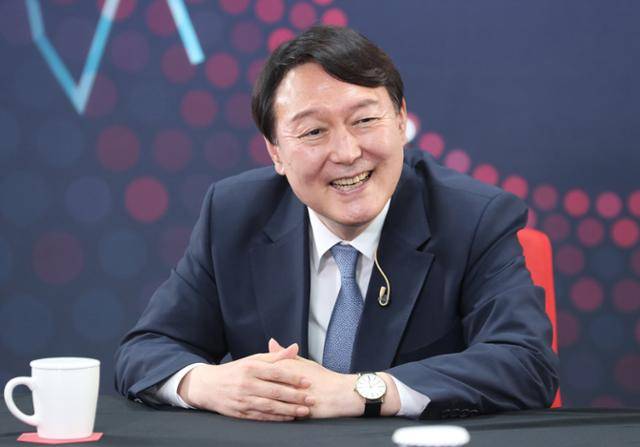 윤석열 전 검찰총장이 지난 12일 서울 여의도 국민의힘 당사에서 열린 유튜브 방송 '올데이 라방'에 출연해 질문에 답변하면서 미소 짓고 있다. 뉴시스