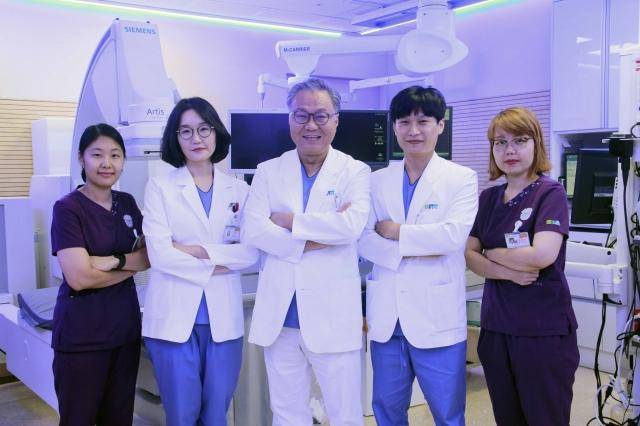 순천향대 부천병원 소화기병센터 문종호 교수팀. 왼쪽부터 조선화 간호사, 이윤나·문종호·신일상 교수, 송아리 간호사. 순천향대 부천병원 제공