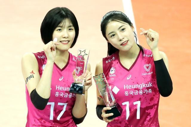 이재영(왼쪾) 이다영 쌍둥이 자매. 한국일보 자료사진
