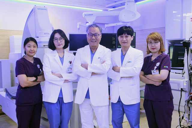 순천향대 부천병원 소화기병센터 문종호 교수팀(왼쪽부터 조선화 간호사, 이윤나·문종호·신일상 교수, 송아리 간호사)​./사진=순천향대 부천병원 제공