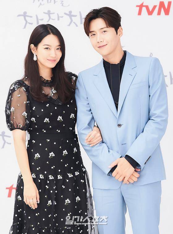 배우 신민아, 김선호가 24일 오후 온라인 생중계로 진행된 tvN 드라마 ‘갯마을 차차차’ 제작발표회에 참석해 포토타임을 갖고 있다. 드라마 ‘갯마을 차차차’는 현실주의 치과의사 윤혜진과 만능 백수 홍반장이 짠내 사람내음 가득한 바닷마을 ‘공진’에서 벌이는 티키타카 힐링 로맨스로 오는 8월 28일 첫방송된다. 〈사진제공=CJ ENM〉