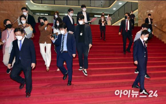 윤호중 더불어민주당 원내대표와 김기현 국민의힘 원내대표가 29일 국회에서 열린 박병석 국회의장 주재 언론중재법 관련 회동을 마친 뒤 각자 원내대표실로 향하고 있다.