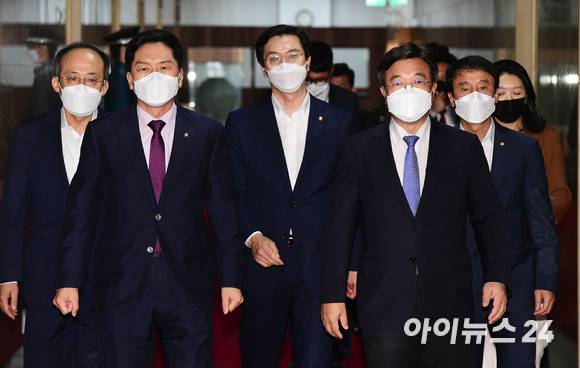 윤호중 더불어민주당 원내대표와 김기현 국민의힘 원내대표가 29일 국회에서 열린 박병석 국회의장 주재 언론중재법 관련 회동을 마친 뒤 의장실을 나서고 있다.