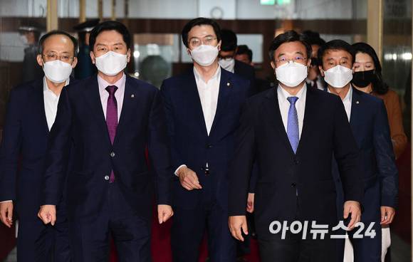 윤호중 더불어민주당 원내대표와 김기현 국민의힘 원내대표가 29일 국회에서 열린 박병석 국회의장 주재 언론중재법 관련 회동을 마친 뒤 의장실을 나서고 있다. [사진=김성진 기자]