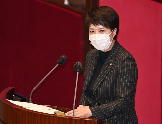 국민의힘 김은혜 의원이 28일 서울 여의도 국회에서 열린 본회의에서 자유발언을 하고 있다. 임현동 기자