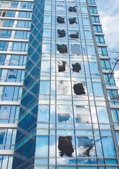 2020년 9월 태풍 ‘마이삭’때 창문이 깨지는 피해가 난 해운대구의 고층 아파트. 송봉근 기자