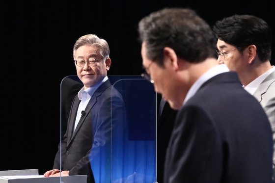 더불어민주당 이재명 대선 경선 후보(왼쪽)가 28일 서울 목동 SBS에서 열린 '더불어민주당 제20대 대선 후보 TV토론회에 참석, 방송 준비를 하고 있다.연합뉴스