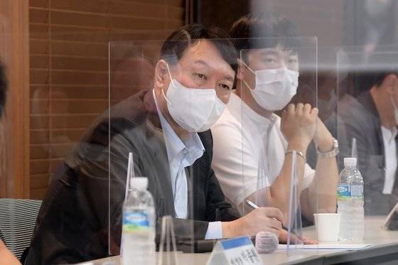 국민의힘 대권주자인 윤석열 전 검찰총장이 29일 오전 서울 중구 버텍스코리아에서 열린 '꿈과 혁신 4.0 밀톡, 예비역 병장들이 말하고 윤석열이 듣는다'에서 예비역 병장들의 고충을 경청하고 있다. 2021.9.29 국회사진기자단