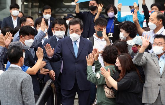 이낙연 더불어민주당 전 대표가 29일 오전 인천 남동구 인천시청 앞에서 열린 '인천시·군·구 의원 이낙연 지지선언 기자회견'에 참석하고 있다.뉴스1