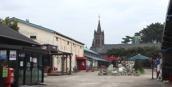 멀리 삼례성당이 보이는 삼례문화예술촌 전경.