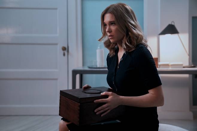 영화 <007 노 타임 투 다이>에서 본드는 연인 매들린(레이 세이두)와 행복한 은퇴생활을 꿈꾸지만 여의치 않다. | 유니버설 픽쳐스 제공