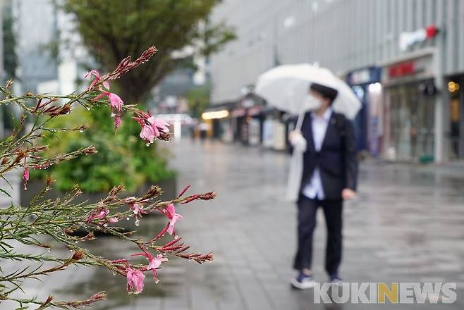 전국에 비가 내린 31일 오후 서울 상암동 인근에서 시민들이 우산을 쓴 채 걸어가고 있다. 2021.08.21. 박효상 기자