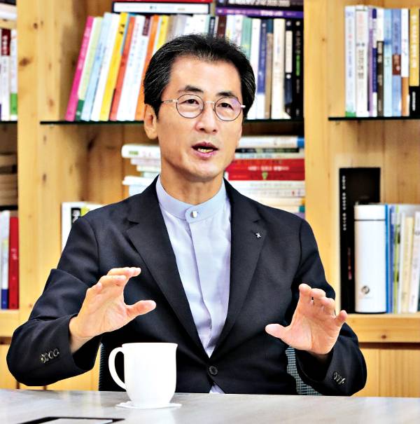 안희묵 세종 꿈의교회 대표목사가 지난 13일 세종시 교회 목양실에서 코로나 속 교회 역할에 대해 말하고 있다. 세종 꿈의교회 제공