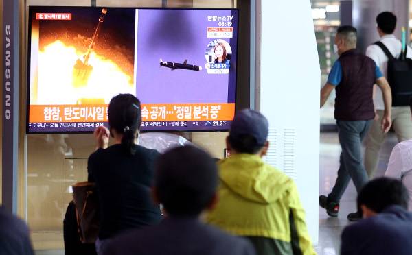 북한이 28일 동해상으로 단거리 미사일로 추정되는 발사체 1발을 발사했다는 뉴스가 서울역의 TV를 통해 방송되고 있다. 연합뉴스