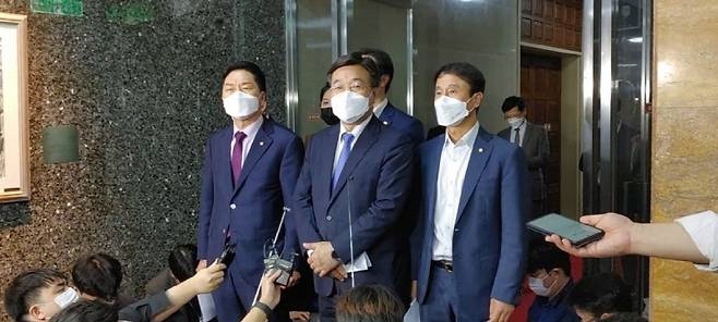 ▲윤호중 더불어민주당 원내대표와 김기현 국민의힘 원내대표가 29일 저녁 언론중재법 개정안 협상에 극적 타결해 합의문을 발표하면서 그 배경을 설명하고 있다. 사진=조현호 기자