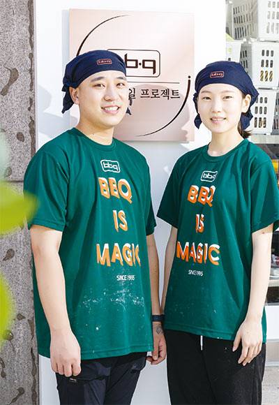 ‘청년스마일 프로젝트’는  BBQ가 2030 청년에게 매장을 무료로 지원하는 사업이다. 사진은 청년 점포 1호점의 주인공 강태구 씨(사진 왼쪽)와 김수진 씨 모습. <최영재 기자>