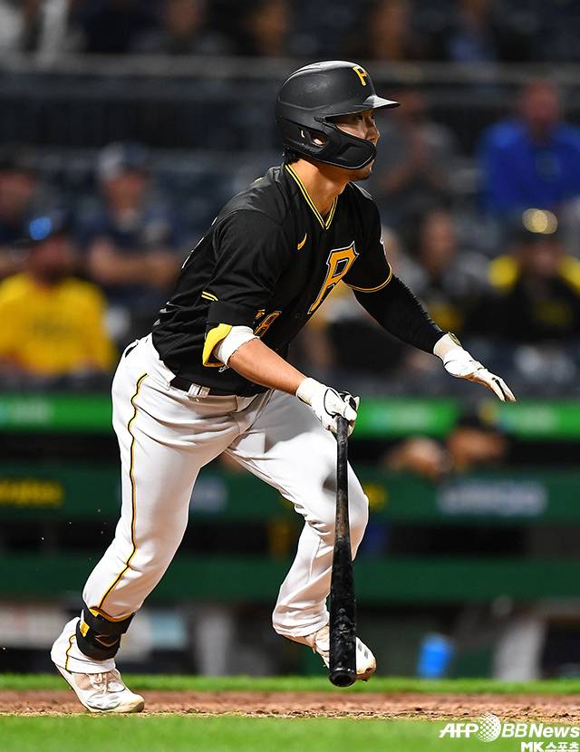 파이리츠의 박효준이 컵스와 2021 MLB 홈경기에서 6회 2타점 3루타가 된 타격 후 날아가는 공을 바라보고 있다. 사진(미국 피츠버그)=AFPBBNews=News1