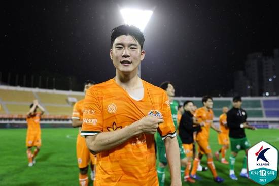 강원 탈꼴찌의 주역인 황문기. 사진=한국프로축구연맹 제공