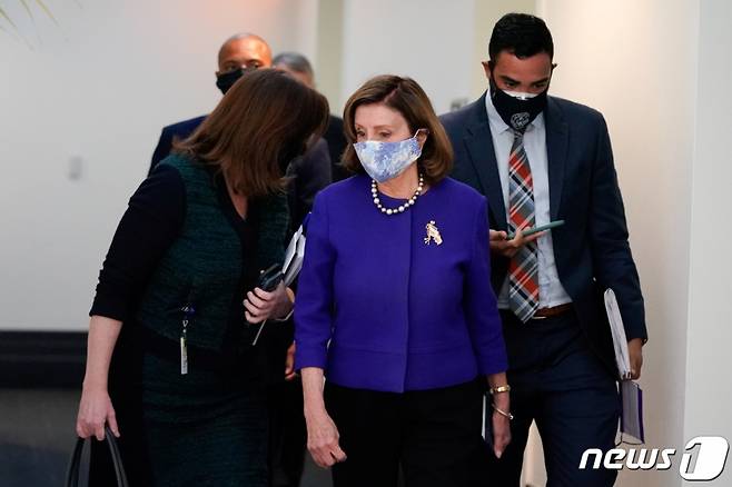 (워싱턴 로이터=뉴스1) 금준혁 기자 = 낸시 펠로시 미 하원의장이 27일(현지시간) 워싱턴 국회의사당에서 열린 민주당 코커스를 마치고 퇴장하고 있다. 양 정당은 내년도 예산안 처리로 진통을 겪고 있다. 미국의 회계연도는 9월 30일에 종료된다.  (C) 로이터=뉴스1