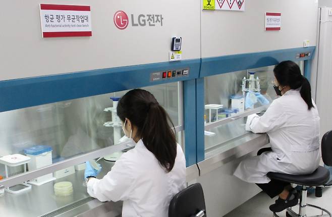 LG전자 연구원들이 물질분석공인랩 내 무균작업대에서 항균성능을 평가하고 있다. /사진제공=LG전자