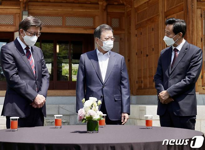 문재인 대통령이 지난 4월21일 청와대 상춘재에서 열린 4·7 시도지사 보궐선거 당선인 초청 오찬에 앞서 오세훈 서울시장(오른쪽), 박형준 부산시장과 환담하고 있다. /사진=뉴스1