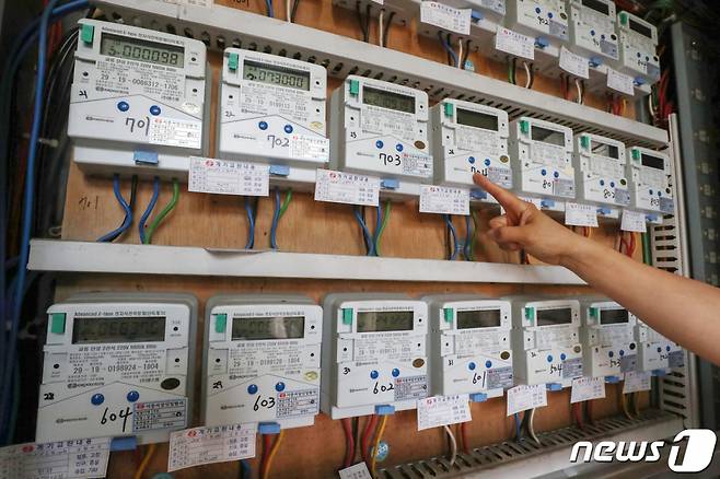 지난 23일 서울의 한 다세대주택에서 관리인이 전기 계량기를 살펴보고 있다. /사진=뉴스1