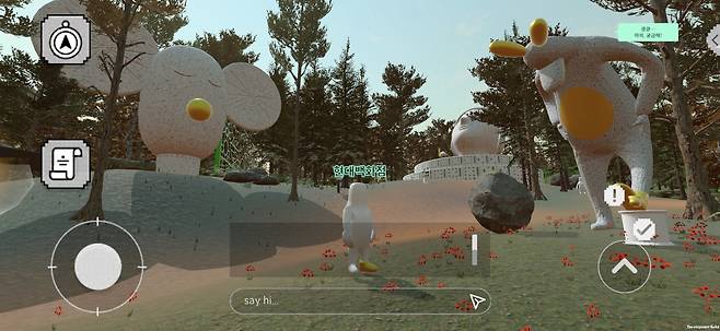 현대백화점이 오프라인 공간과 메타버스를 접목한 ‘가상 전시 체험 공간’을 백화점 업계 처음으로 선보인다. 사진은 사용자가 메타스 공간에서 조각상을 바라보고 있는 모습. /사진제공=현대백화점