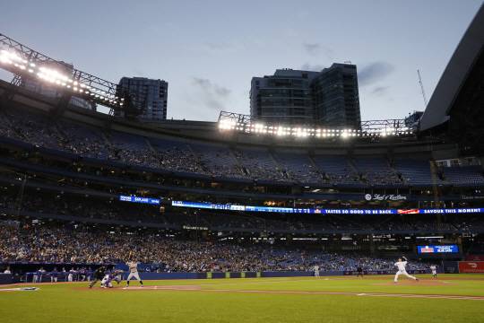 올 첫 3만명 관중 허용 : 토론토 블루제이스의 류현진이 29일 오전(한국시간) 캐나다 온타리오주 토론토 로저스센터에서 열린 MLB 뉴욕 양키스와의 홈경기에 선발투수로 등판해 1회 초 공을 던지고 있다. 이날 로저스센터는 코로나19 확산 후 처음으로 3만 명의 관중이 입장했다. AP연합뉴스