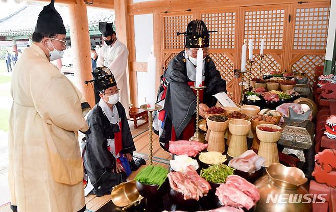 [경주=뉴시스] 이은희 기자= 29일 이철우 경북도지사가 경주 육부전에서 6촌장의 추계향사를 봉행하고 있다. 2021.9.29. leh@newsis.com