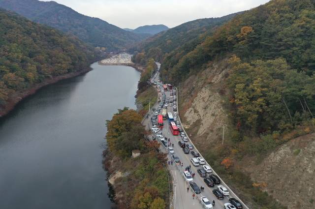 성수기 극심한 교통체증이 발생하는 '국지도 55호선' 강천산가는 길 . *재판매 및 DB 금지