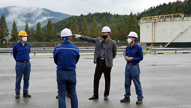마재윤 전남소방본부장이 29일 한국석유공사 곡성지사를 찾아 위험물 저장 취급시설 안전관리를 점검하고 있다 *재판매 및 DB 금지