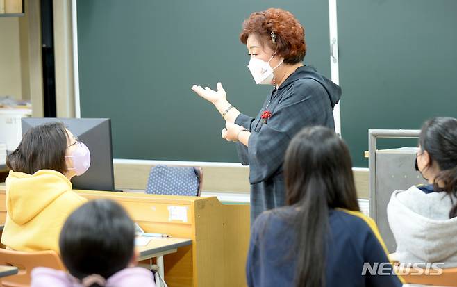 [광주=뉴시스] 김혜인 기자 = 29일 오후 광주 남구 수피아여자중학교 1학년 교실에서 학생들이 오월어머니집 이명자 관장으로부터 5·18민주화운동 당시 상황을 듣고 있다. 2021.09.29.hyein0342@newsis.com