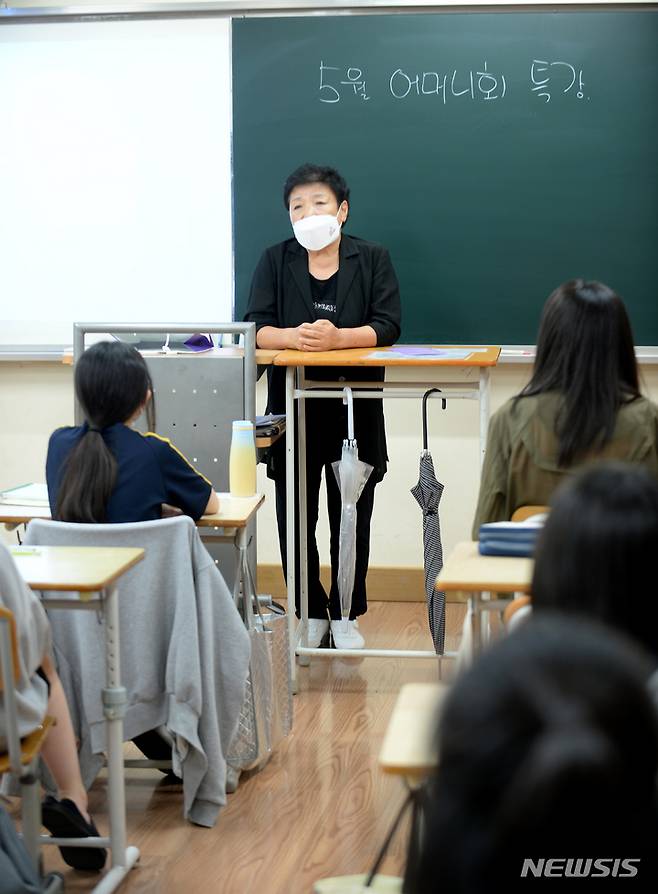 '41년 전' 5·18민주화운동 설명하는 박관현 열사 가족[광주=뉴시스] 김혜인 기자 = 5·18민주화운동 박관현 열사 누나 박행순(72·여)씨가 29일 오후 광주 남구 수피아여자중학교 1학년 교실에서 5·18민주화운동 당시 상황을 설명하고 있다. 2021.09.29.hyein0342@newsis.com