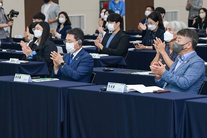 29일 개막한 2021 도시환경협약(UEA) 여수정상회의 ‘청소년 포럼’, 권오봉 여수시장이 박수치고 있다. (사진=여수시청 제공) *재판매 및 DB 금지
