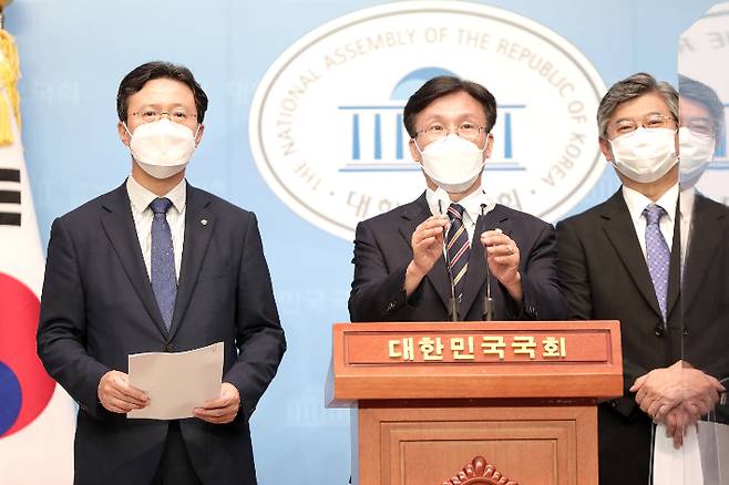 왼쪽부터 정재웅 서울시의원, 김민석 국회 보건복지위원장, 채현일 영등포구청장이 공동 기자회견을 하고 있는 모습. 영등포구 제공