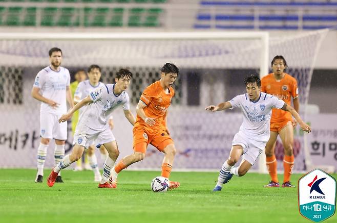 행운의 결승골을 만든 강원FC 황문기. 한국프로축구연맹 제공