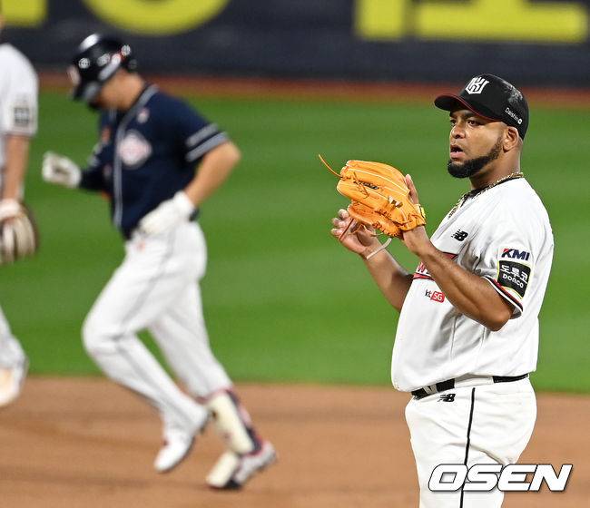 [OSEN=수원, 최규한 기자] 29일 오후 수원 KT위즈파크에서 ‘2021 신한은행 SOL KBO리그’ KT 위즈와 두산 베어스의 경기가 열렸다.7회초 1사 주자없는 상황 두산 김재환에게 중월 솔로포를 허용한 KT 선발 데스파이네가 공을 건네받고 있다. 2021.09.29 / dreamer@osen.co.kr