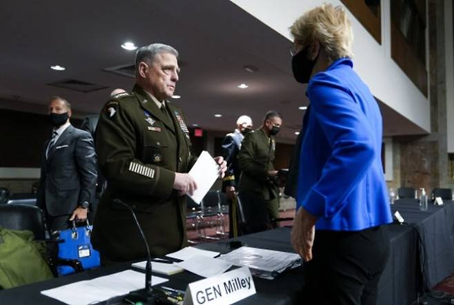 마크 밀리 미국 합참의장(앞줄 왼쪽)이 28일(현지시간) 상원 군사위원회 청문회에 출석해 엘리자베스 워런(앞줄 오른쪽) 민주당 상원의원과 대화하고 있다. 워싱턴=AP연합뉴스