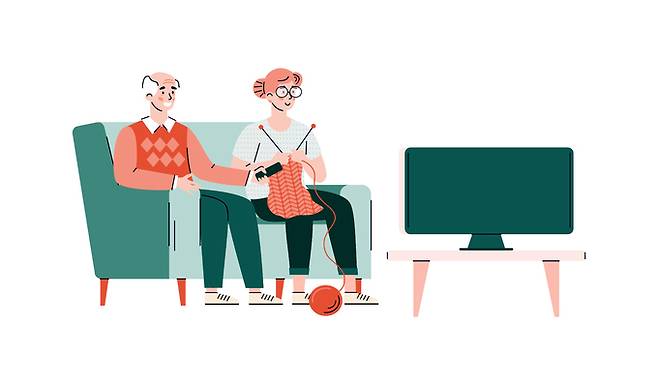 최근 노인들이 코로나19로 TV를 시청하는 시간이 많아졌다. 게티이미지뱅크