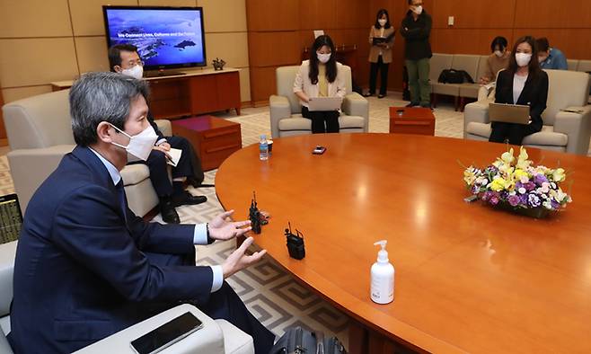 독일 통일행사 참석 등 유럽 순방에 나서는 이인영 통일부 장관이 29일 영종도 인천국제공항 제1여객터미널 귀빈실에서 출국에 앞서 기자단과 간담회를 하고 있다. 연합뉴스