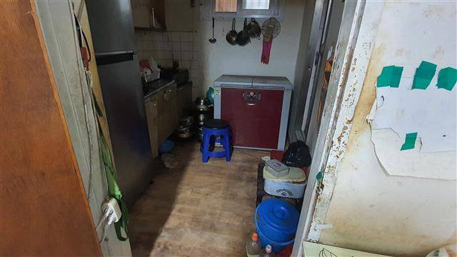 용산2가동 주민센터가 지난 11일 김칠수(가명) 노인의 쓰레기집 청소에 나섰다. 청소 전 김 노인의 부엌 앞 쪽방의 모습.