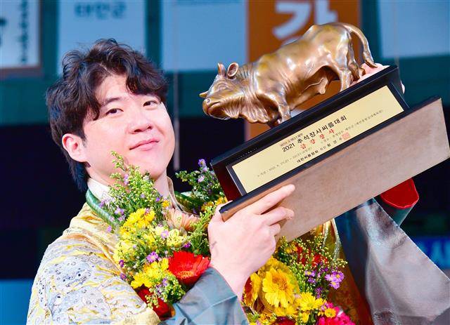 지난 19일 황소 트로피를 들고 기뻐하는 모습.대한씨름협회제공