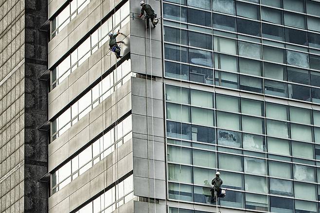 고층건물 외벽 유리창 청소 - 기사 내용과 직접 관련 없는 자료 이미지