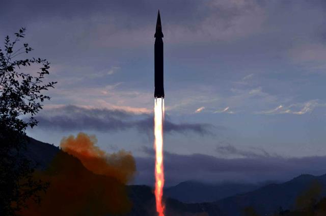 화성8형 시험발사 - 지난 28일 북한 자강도 룡림군 도양리에서 새로 개발한 극초음속 미사일 화성8형 시험발사가 이뤄지는 모습.평양 노동신문·뉴스1