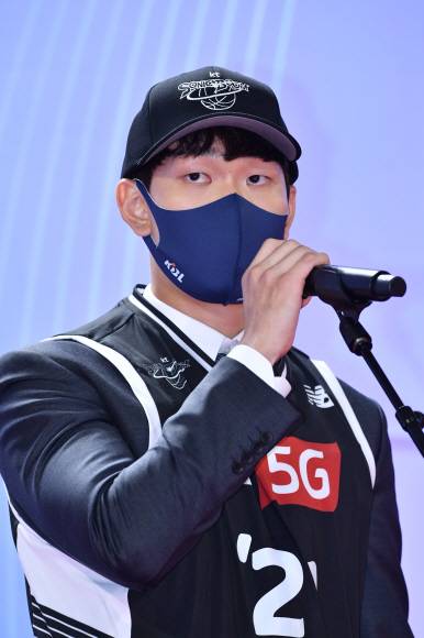 김준환이 28일 서울 잠실학생체육관에서 열린 프로농구 신인드래프트에서 2라운드 전체 19순위로 수원 kt에 지명된 후 100만원짜리 정장을 입고 나와 소감을 말하고 있다.KBL 제공